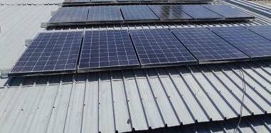 Detalle de paneles solares instalados sobre cubierta metálica