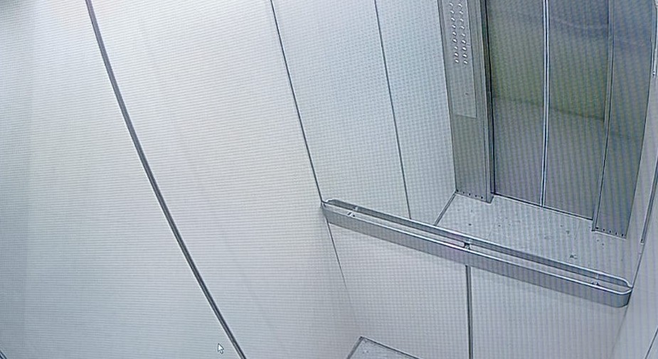 Vista de una cabina de ascensor vacía desde la cámara instalada